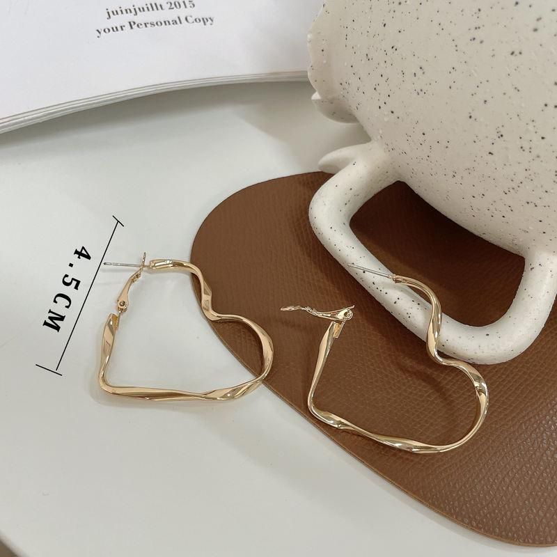 Twist Metal Heart Hoop Earrings for Women Golden Silver Color Hollow Out Big Love Earrings Brief Street Romantic Jewelry as Gift